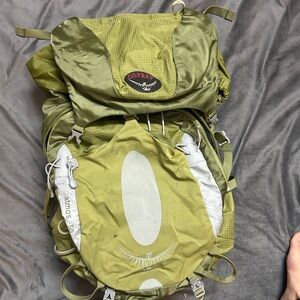 OSPREY Olive Green Atoms 50 Women's Backpack